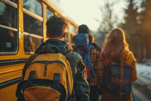 en grupp av människor är gående ut av en gul skola buss foto