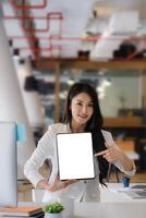 företag kvinna innehav och pekande på digital läsplatta med tom skärm i kaffe affär. foto