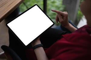 företag kvinna innehav digital läsplatta. tom skärm för din reklam foto