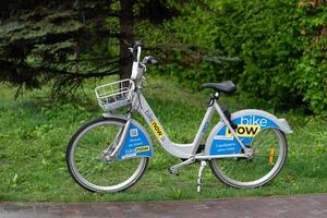 urban cykel är stående i de parkera. bikenow. ukrainska cykel delning service. betald uthyrning foto