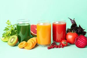 olika hälsosam juice på färgbakgrund foto