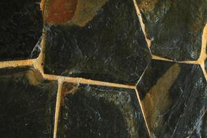 gammal riden väggar med granit ytor - trä- golv designad till blandning i med invecklad mönster. visar tecken av ålder och naturlig ha på sig och riva. foto