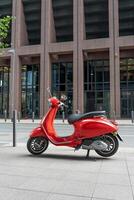 röd årgång skoter parkerad på en trottoar. de moped är parkerad på de trottoar i de företag Centrum av frankfurt am huvud foto