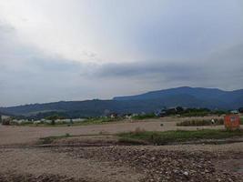 vackra landsbygden i bangladesh. solig eftermiddag. underbart vårlandskap i bergen. gräsbevuxen fält och böljande kullar. foto