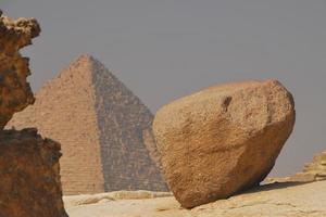 pyramid med en stor sten foto