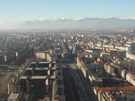 Flygfoto över turin med alperna berg foto