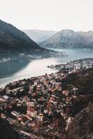 Fantastisk se av kotor gammal stad och de hav från de kulle. foto