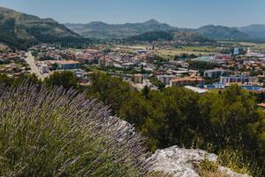 Fantastisk se av trebinje stad från de kulle i en solig dag. resa destination i bosnien och hercegovina. foto