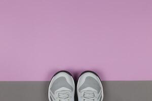 grå gymnastikskor på de violett och grå bakgrund. begrepp för friska livsstil och varje dag Träning. foto