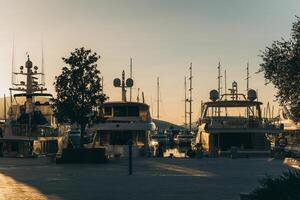 Fantastisk se av en marina och båtar i porto monte på en solnedgång. resa destination i montenegro. foto