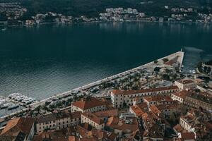 Fantastisk se av kotor gammal stad och de hav i en solig dag. resa destination i montenegro. foto