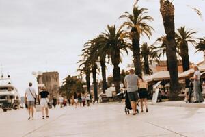 defocused se av de vägbank av de trogir gammal stad, kroatien. foto