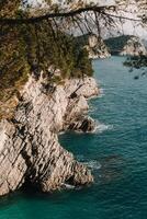 Fantastisk se av de adriatisk hav och stenar på de strand. resa destination i montenegro. foto