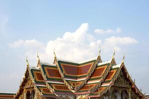 tak av thai tempel med blå himmel och moln foto