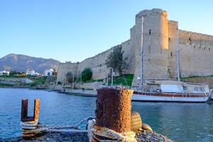 kyrenia hamn och medeltida slott i cypern foto