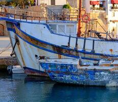 båtar på gammal kyrenia hamn och medeltida slott i cypern foto