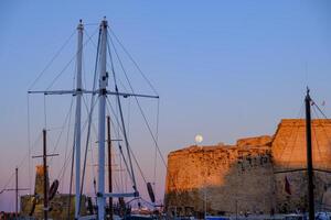 kyrenia hamn och medeltida slott i cypern foto