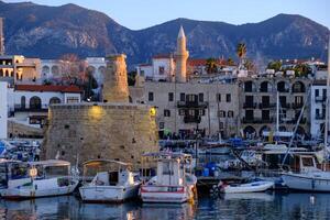 kyrenia hamn och medeltida slott i cypern foto