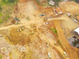 topp se av lastbil kö. lastbilar är köa till transport brytning Produkter från de stad av cikancung, Indonesien. skott från en Drönare flygande 200 meter hög foto