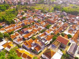 antenn av hus i bandung förorter. ett antenn se tagen från en Drönare av en stor hus egendom i bandung, Indonesien. många liknande hus i en tät utveckling. foto