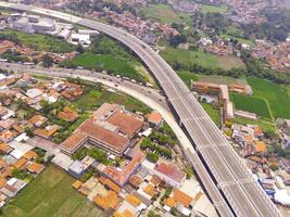 fågel öga se av cileunyi motorväg viadukt, motorväg ovan de cileunyi genomskärning, bandung, väst java Indonesien, Asien. transport industri. ovan. mellan städer väg tillgång. skott från en Drönare foto