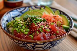 färgrik peta skålar med färsk tonfisk, avokado och sesam frön foto