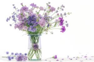 vackert anordnad statice och caspia blommor i en vas. på en vit bakgrund foto