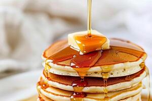 stack av fluffig pannkakor med Smör och lönn sirap foto