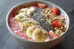 uppfriskande frukt smoothies topp med granola foto