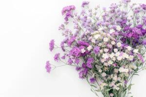 vackert anordnad statice och caspia blommor i en vas. på en vit bakgrund foto