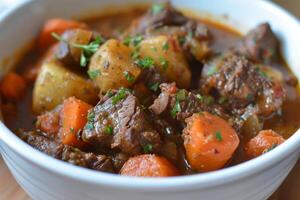 gulasch med anbud nötkött, morötter och potatisar foto