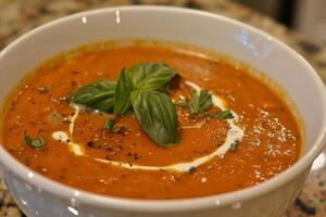 krämig tomat basilika soppa foto