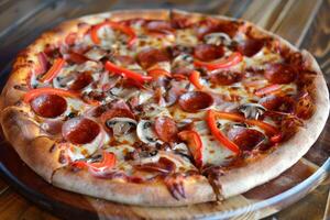 pizza med smält ost pepperoni skivor, klocka paprikor och svamp foto