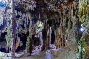 beatiful av stalaktit och stalagmit i tham lägga khao kob grotta i trang, thailand. foto