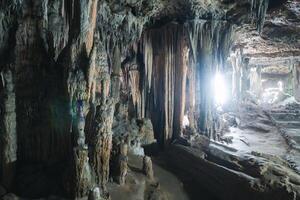 beatiful av stalaktit och stalagmit i tham lägga khao kob grotta i trang, thailand. foto