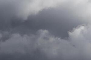 clouds landskap, mulen väder ovan mörk blå himmel. storm moln flytande i en regnig tråkig dag med naturlig ljus. vit och grå naturskön miljö bakgrund. natur se. foto