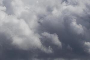 clouds landskap, mulen väder ovan mörk blå himmel. storm moln flytande i en regnig tråkig dag med naturlig ljus. vit och grå naturskön miljö bakgrund. natur se. foto