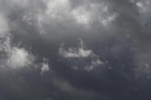 clouds landskap, mulen väder ovan mörk blå himmel. storm moln flytande i en regnig tråkig dag med naturlig ljus. vit och grå naturskön miljö bakgrund. natur se. foto