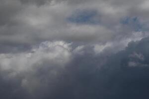 clouds landskap, mulen väder ovan mörk blå himmel. storm moln flytande i en regnig tråkig dag med naturlig ljus. vit och grå naturskön miljö bakgrund. natur se. foto