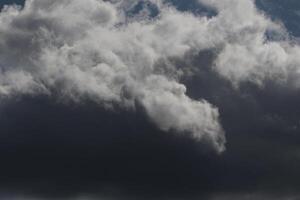 clouds landskap, mulen väder ovan mörk blå himmel. storm moln flytande i en regnig tråkig dag med naturlig ljus. vit och grå naturskön miljö bakgrund. natur se. foto