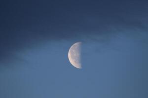 de färgrik blå mjuk himmel ovan de moln med halv måne foto