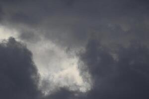 clouds landskap, mulen väder ovan mörk blå himmel. storm moln flytande i en regnig tråkig dag med naturlig ljus. vit och grå naturskön miljö bakgrund. natur se. foto