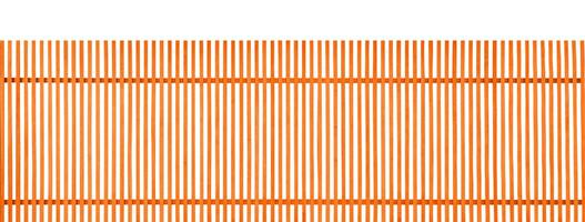 orange vertikal trä- staket på vit bakgrund foto
