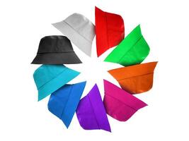 färgrik hink hattar isolerat på en vit bakgrund foto