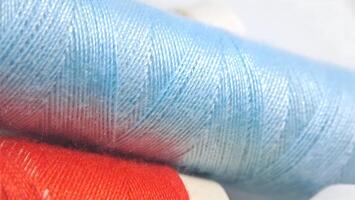 en spole av tråd med blå och röd färger foto