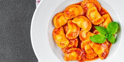 ravioli nötkött kött tomat sås färsk matlagning aptitretare måltid mat mellanmål på de tabell kopia Plats mat bakgrund rustik topp se foto