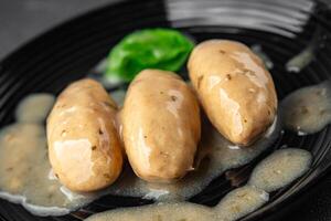 quenelles fläsk svamp sås konserverad mat burk sätta mat på en tallrik äter matlagning aptitretare måltid mat mellanmål på de tabell kopia Plats mat bakgrund foto