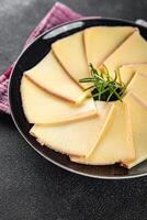 raclette ost gott äter matlagning aptitretare måltid mat mellanmål på de tabell kopia Plats mat bakgrund foto