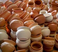 lera kannor och krukor, uppsättning av antik dricka redskap. krukmakeri i de keramik verkstad. krukmakeri verkstad, hantverk företag foto