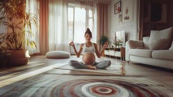 prenatal övningar. skön gravid kvinna utövar foto